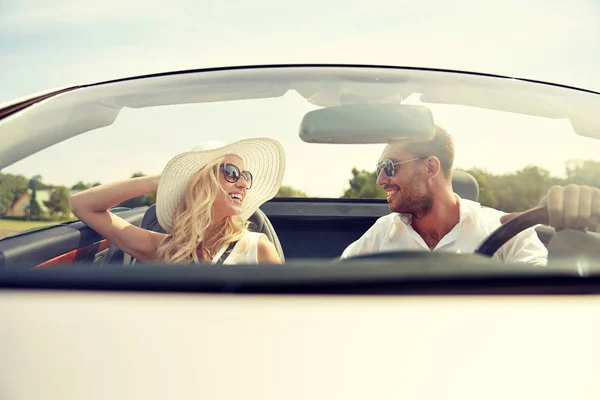 Glücklicher Mann und Frau im Cabrio — Stockfoto