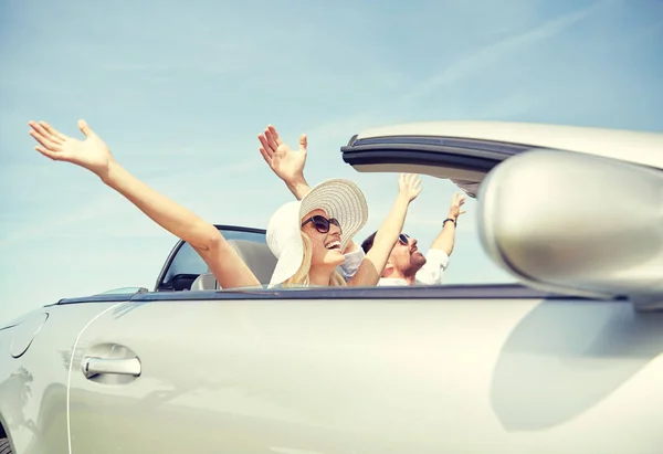 Feliz hombre y mujer conduciendo en coche cabriolet — Foto de Stock