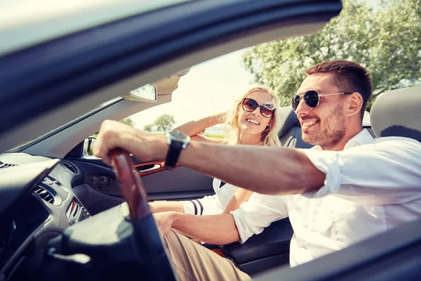 Homme et femme heureux conduisant en voiture cabriolet — Photo