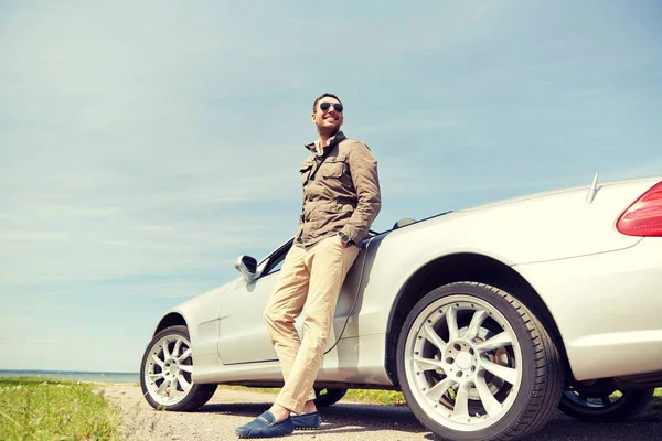 Mutlu adamın yanına cabriolet araba açık havada — Stok fotoğraf