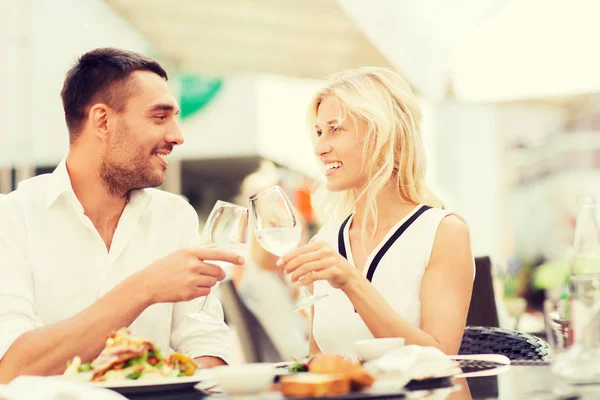 Casal feliz clinking óculos no restaurante lounge — Fotografia de Stock