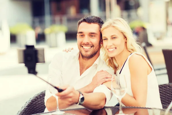 Casal feliz tomando selfie com smartphone no café — Fotografia de Stock