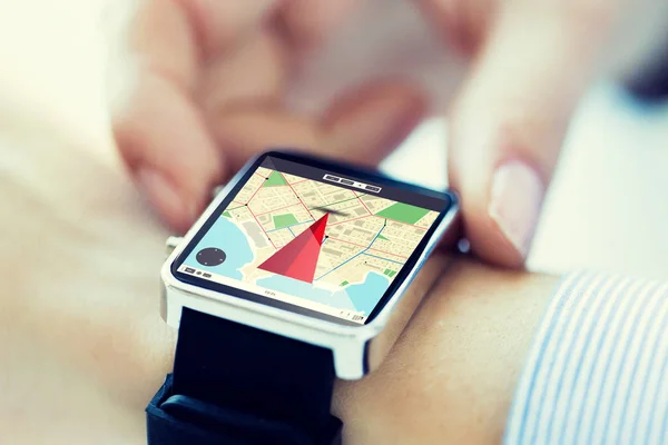 Zamknij się rąk z mapą na pokładzie smartwatch ekranu — Zdjęcie stockowe