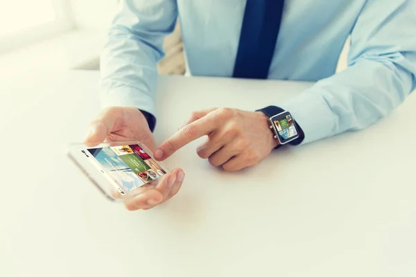 Nahaufnahme der Hände mit Smartphone und Uhr — Stockfoto