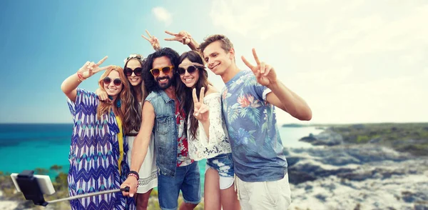 Hippie friends with smartphone on selfie stick — Stock Photo, Image