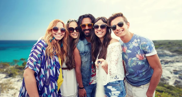 Feliz hippie amigos con selfie palo en la playa — Foto de Stock