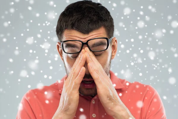 Hombre cansado con anteojos tocando su puente nasal —  Fotos de Stock