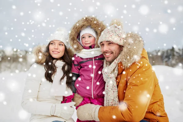 Lycklig familj med barn i vinterkläder utomhus — Stockfoto