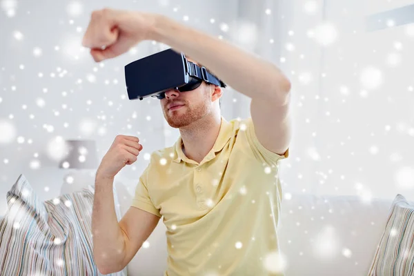 Hombre joven en auriculares de realidad virtual o gafas 3d —  Fotos de Stock
