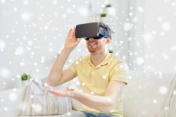 Ung man i virtuell verklighet headset eller 3d-glasögon — Stockfoto