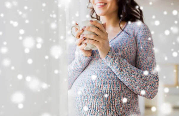 Közelkép a terhes nő, tea-cup az ablak — Stock Fotó