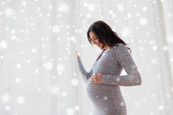 Šťastné těhotné ženy s velkým břichem — Stock fotografie