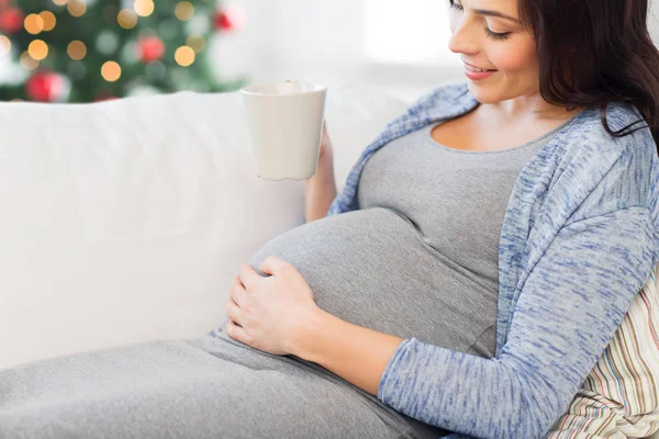 Kobieta w ciąży w domu do picia herbaty z bliska — Zdjęcie stockowe