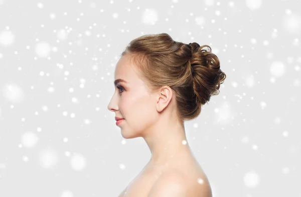 Piękna młoda kobieta twarz nad śnieg — Zdjęcie stockowe