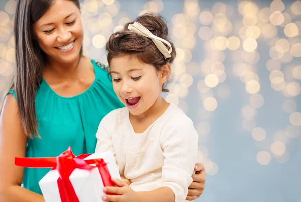 Gelukkig moeder en kind meisje met doos van de gift — Stockfoto