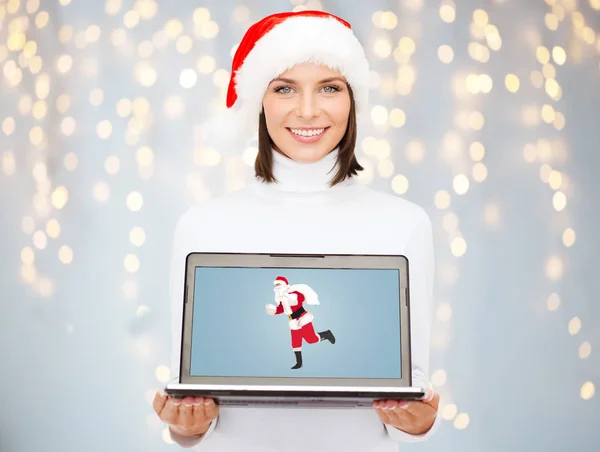 Žena držící laptop s santa claus na obrazovce — Stock fotografie