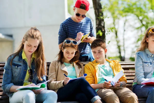 Skupina studentů s notebookem na školním dvoře — Stock fotografie