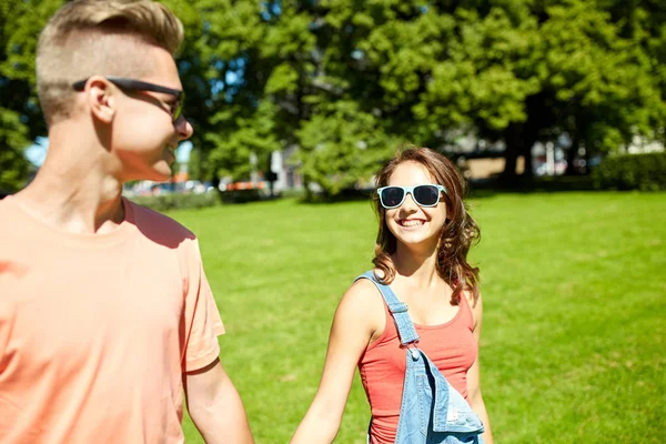 Lyckliga teenage par promenader på sommaren park — Stockfoto