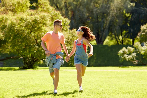 Gelukkige tiener paar draaien op zomer park — Stockfoto