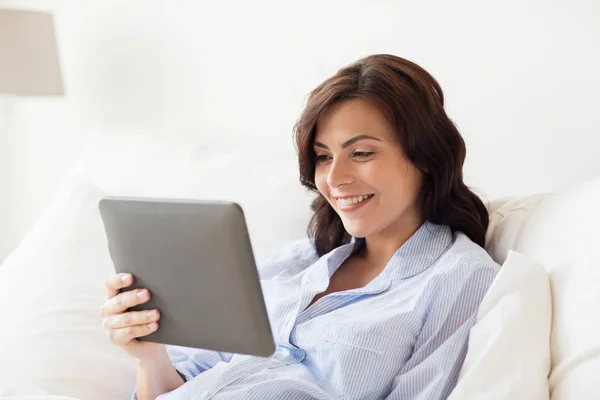 Mulher grávida feliz com tablet pc em casa — Fotografia de Stock