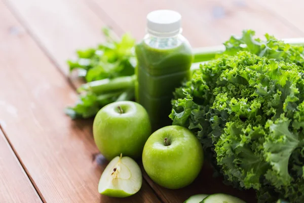 Primo piano di bottiglia con succo verde e verdure — Foto Stock