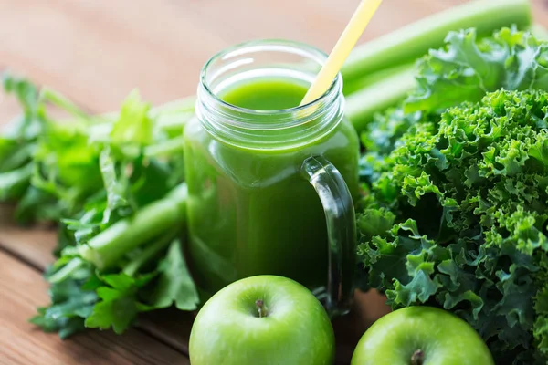 Close up van de kruik met groene SAP en fruit — Stockfoto