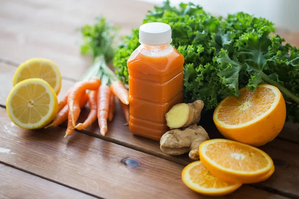 Flasche mit Karottensaft, Obst und Gemüse — Stockfoto