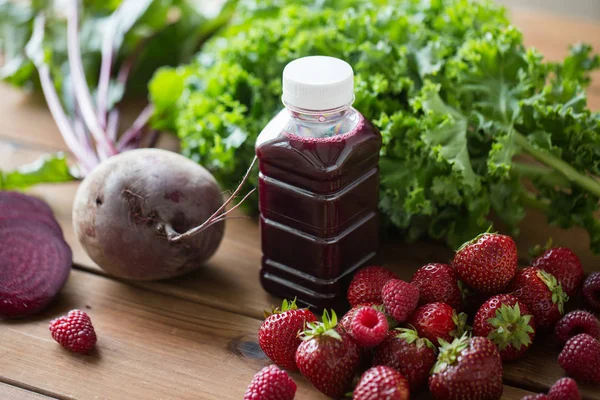 Botella con jugo de remolacha, frutas y verduras — Foto de Stock