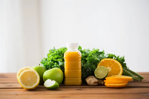 Flasche mit Orangensaft, Obst und Gemüse — Stockfoto