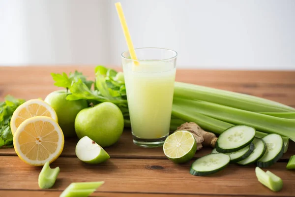 Glas grön juice med frukt och grönsaker — Stockfoto