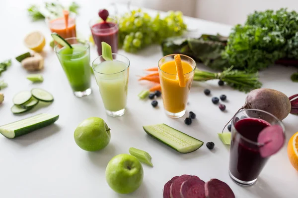 Glasögon med olika frukt- eller grönsaksjuice — Stockfoto