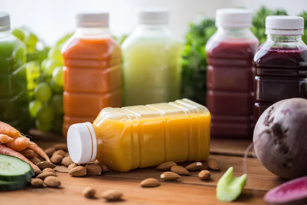 Flaskor med olika frukt- eller grönsaksjuice — Stockfoto