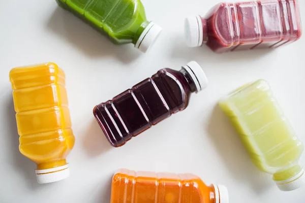 Garrafas com diferentes sucos de frutas ou vegetais — Fotografia de Stock