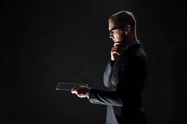 Primer plano de hombre de negocios con la tableta transparente PC —  Fotos de Stock
