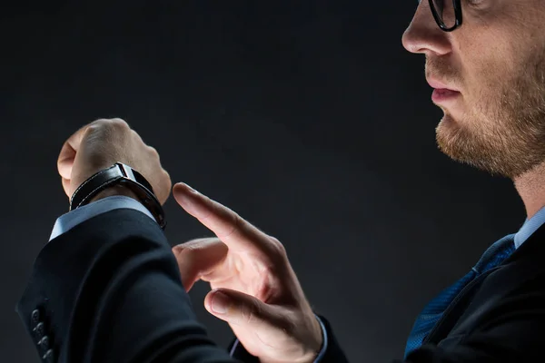 Primo piano di uomo d'affari con orologio intelligente — Foto Stock