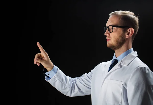 Крупним планом чоловічий лікар у білому пальто — стокове фото
