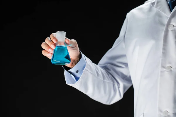 Nahaufnahme eines Wissenschaftlers, der eine Flasche mit Chemikalien in der Hand hält — Stockfoto