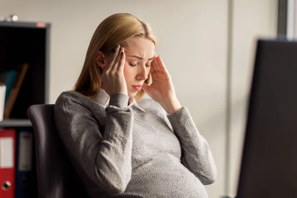 Illamående gravid affärskvinna på kontoret arbetar — Stockfoto