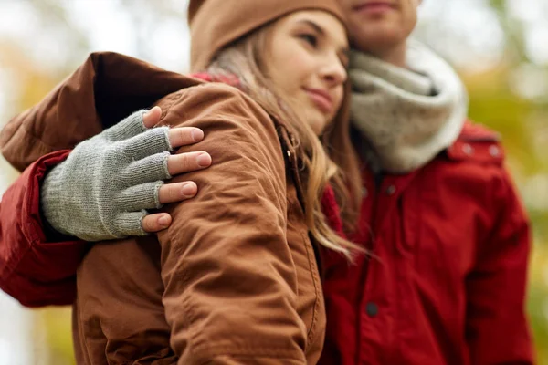 Primer plano de la feliz pareja abrazándose en el parque de otoño — Foto de Stock