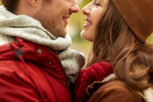 Nahaufnahme eines glücklichen jungen Paares, das sich im Freien küsst — Stockfoto