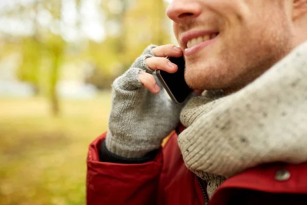 Primer plano del hombre con teléfono inteligente llamando en otoño — Foto de Stock