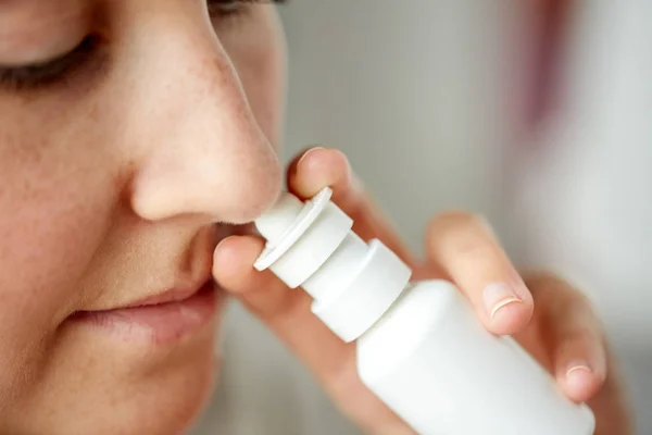 Zbliżenie na chore kobiety przy użyciu aerozolu do nosa — Zdjęcie stockowe