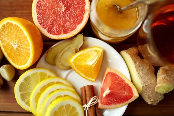 Imbir herbata z miodu, owoców cytrusowych i czosnek na drewno — Zdjęcie stockowe
