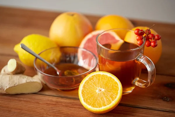 Teh dengan madu, lemon dan jahe di kayu — Stok Foto
