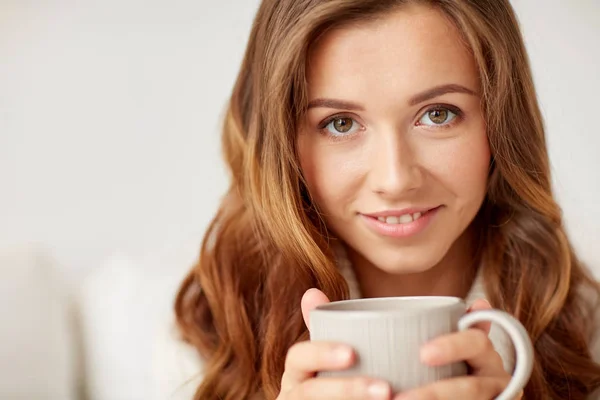 Primo piano di donna felice con tazza di caffè a casa — Foto Stock