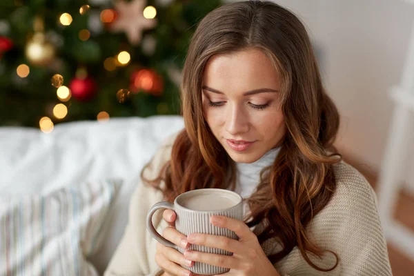 Mujer feliz bebiendo cacao en casa para Navidad — Foto de Stock