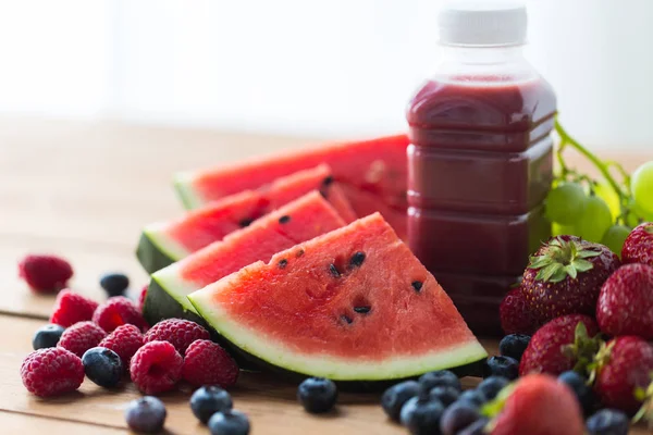 Bouteille avec jus de fruits et de baies ou smoothie Photo De Stock