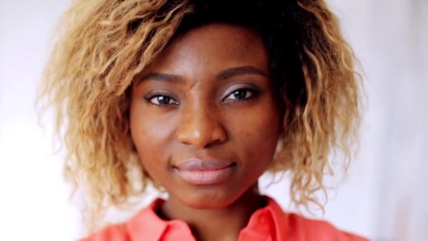 Heureux sourire afro-américain jeune femme visage — Video