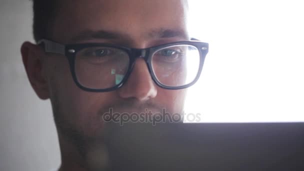 Heureux jeune homme dans les lunettes avec tablette pc — Video