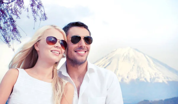 Happy couple over fuji mountain in japan — Stock Photo, Image